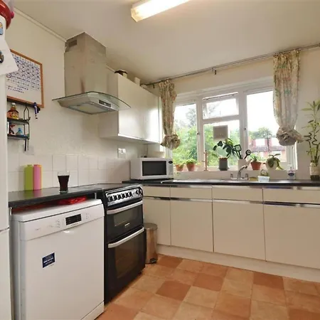 Lovely One-Bed Apartment To Rent In Londen Buitenkant foto