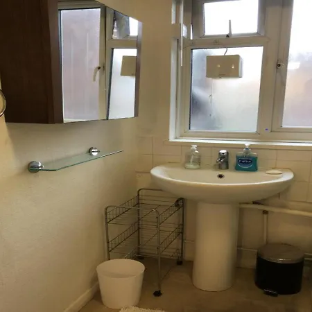 Lovely One-Bed Apartment To Rent In Londen Buitenkant foto